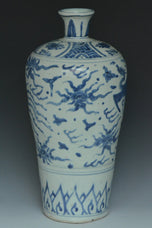 A LATE MING DYNASTY BLUE AND WHITE MEIPING VASE