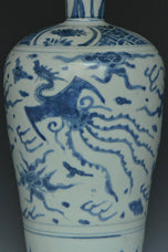 A LATE MING DYNASTY BLUE AND WHITE MEIPING VASE