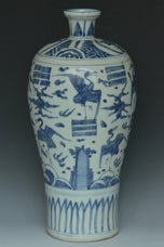 A LATE MING DYNASTY BLUE AND WHITE MEIPING VASE