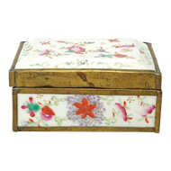 CHINESE POLYCHROME PORCELAIN HINGED BOX CIRCA 1900, LATE 19TH CENTURY, CHINA