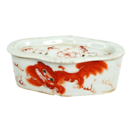 ANTIQUE CHINESE PORCELAIN CRICKET CAGE WITH RED FOO LION AND POEM C 1900, EARLY 20TH CENTURY, CHINA
