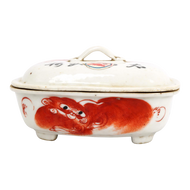 CHINESE LIDDED RECTANGULAR SOAP BOX WITH RED FOO LION DESIGN C 1900, EARLY 20TH CENTURY, CHINA, PORCELAIN