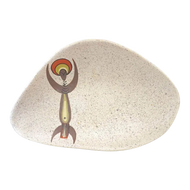 MID-CENTURY SIGNED MARC BELLAIRE (1925 – 1994) ABSTRACT TRIBAL THREE-SIDED SERVING DISH, 1950S, UNITED STATES, CERAMIC