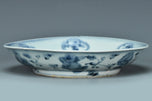 A MING DYNASTY BLUE AND WHITE FIGURAL DISH 16TH CENTURY