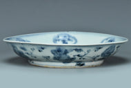 A MING DYNASTY BLUE AND WHITE FIGURAL DISH 16TH CENTURY