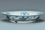 A MING DYNASTY BLUE AND WHITE FIGURAL DISH 16TH CENTURY