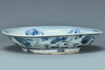 A MING DYNASTY BLUE AND WHITE FIGURAL DISH 16TH CENTURY