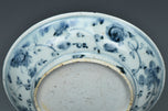 A MING DYNASTY BLUE AND WHITE FIGURAL DISH 16TH CENTURY