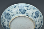 A MING DYNASTY BLUE AND WHITE FIGURAL DISH 16TH CENTURY