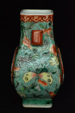 A QING DYNASTY FAMILLE ROSE VASE 19TH CENTURY