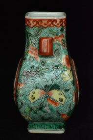 A QING DYNASTY FAMILLE ROSE VASE 19TH CENTURY