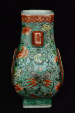 A QING DYNASTY FAMILLE ROSE VASE 19TH CENTURY