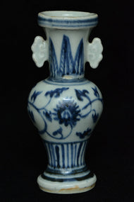 A MING DYNASTY BLUE AND WHITE VASE 16TH CENTURY