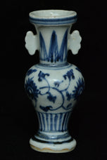 A MING DYNASTY BLUE AND WHITE VASE 16TH CENTURY
