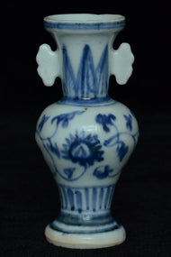 A MING DYNASTY BLUE AND WHITE VASE 16TH CENTURY