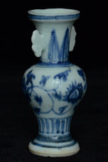 A MING DYNASTY BLUE AND WHITE VASE 16TH CENTURY