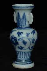 A MING DYNASTY BLUE AND WHITE VASE 16TH CENTURY