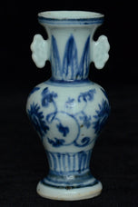 A MING DYNASTY BLUE AND WHITE VASE 16TH CENTURY
