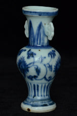 A MING DYNASTY BLUE AND WHITE VASE 16TH CENTURY