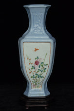 A LATE QING DYNASTY FAMILLE ROSE VASE QIANLONG MARK AND STAND