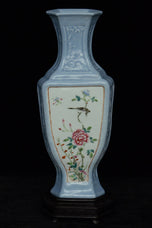 A LATE QING DYNASTY FAMILLE ROSE VASE QIANLONG MARK AND STAND