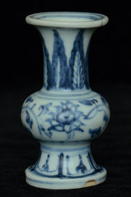 A MING DYNASTY BLUE AND WHITE VASE 16TH CENTURY