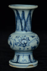 A MING DYNASTY BLUE AND WHITE VASE 16TH CENTURY