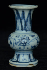 A MING DYNASTY BLUE AND WHITE VASE 16TH CENTURY