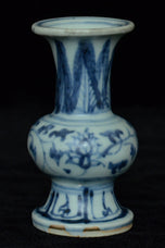 A MING DYNASTY BLUE AND WHITE VASE 16TH CENTURY