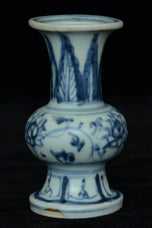 A MING DYNASTY BLUE AND WHITE VASE 16TH CENTURY