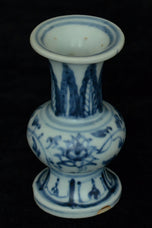A MING DYNASTY BLUE AND WHITE VASE 16TH CENTURY
