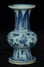 A MING DYNASTY BLUE AND WHITE VASE 16TH CENTURY