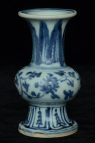 A MING DYNASTY BLUE AND WHITE VASE 16TH CENTURY