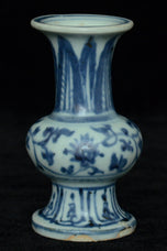 A MING DYNASTY BLUE AND WHITE VASE 16TH CENTURY