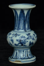 A MING DYNASTY BLUE AND WHITE VASE 16TH CENTURY