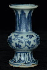 A MING DYNASTY BLUE AND WHITE VASE 16TH CENTURY