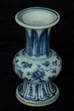 A MING DYNASTY BLUE AND WHITE VASE 16TH CENTURY