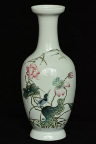 A QING DYNASTY FAMILLE ROSE VASE QIANLONG MARK 19TH CENTURY