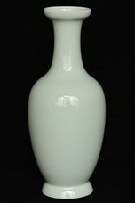 A QING DYNASTY FAMILLE ROSE VASE QIANLONG MARK 19TH CENTURY