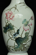 A QING DYNASTY FAMILLE ROSE VASE QIANLONG MARK 19TH CENTURY