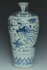 A LATE MING DYNASTY BLUE AND WHITE MEIPING VASE