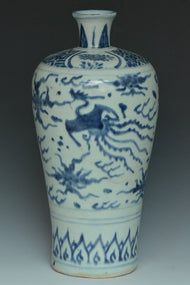 A LATE MING DYNASTY BLUE AND WHITE MEIPING VASE