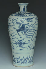 A LATE MING DYNASTY BLUE AND WHITE MEIPING VASE