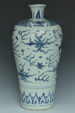 A LATE MING DYNASTY BLUE AND WHITE MEIPING VASE