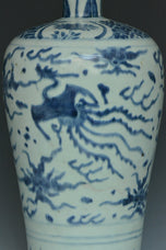 A LATE MING DYNASTY BLUE AND WHITE MEIPING VASE
