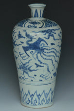 A LATE MING DYNASTY BLUE AND WHITE MEIPING VASE