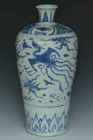 A LATE MING DYNASTY BLUE AND WHITE MEIPING VASE
