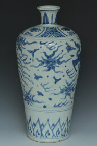 A LATE MING DYNASTY BLUE AND WHITE MEIPING VASE