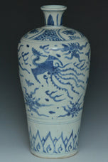 A LATE MING DYNASTY BLUE AND WHITE MEIPING VASE