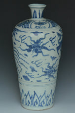 A LATE MING DYNASTY BLUE AND WHITE MEIPING VASE